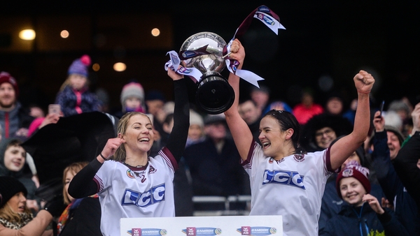 Gráinne Ní Chatháin and and Siobhán Bradley lift the All-Ireland trophy in 2019