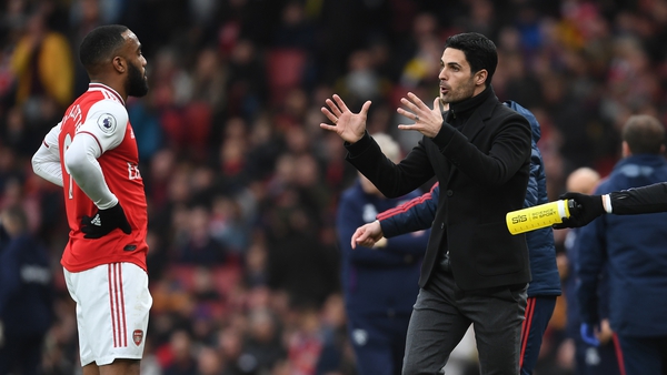 Arsenal Head Coach Mikel Arteta talks to Alex Lacazette during the match