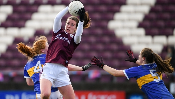 Roisin Leonard of Galway in action against Emma Cronin, left, and Maria Curley of Tipperary