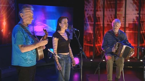Dónal Lunny, Róisín Elsafty and Mairtín O'Connor perform on 'The View' (2005)