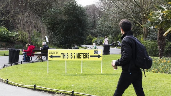 Signs in Dublin's St Stephen's Green encouraging social distancing (Photo: RollingNews)
