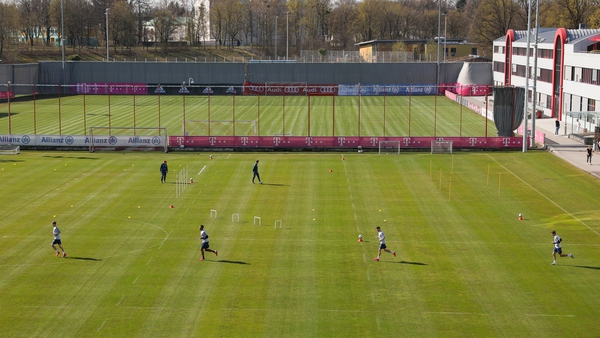 Bayern Munich players keep their distance in training