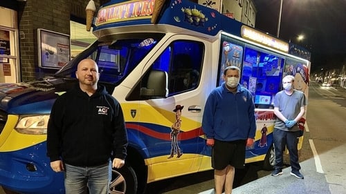 Steven Pollock and the ice cream van crew (l-r) Nathan and Kyle took part in the Shine Your Light initiative