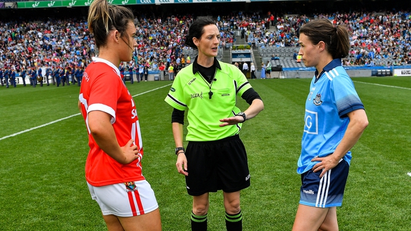 Maggie Farrelly speaks to captains Doireann O'Sullivan of Cork (L) and Dublin's Sinéad Aherne ahead of last year's TG4 All-Ireland ladies senior football final