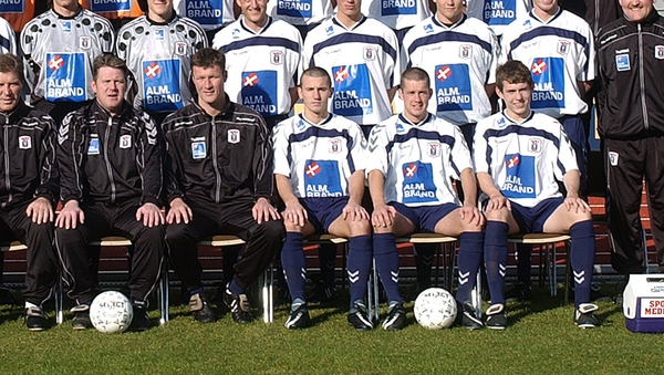 Liam Miller and Michael Doyle sitting front row in AGF's squad photo for 2002