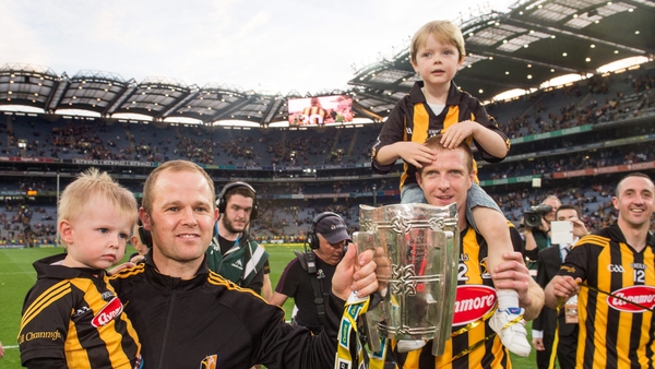 Henry Shefflin (R) and his son Henry and Tommy Walsh, with his son Finn, celebrate the 2014 All-Ireland final defeat of Tipperary