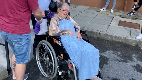 Barbara Holmes was greeted by cheers and applause as she left St Columcille's Hospital in Loughlinstown, Dublin