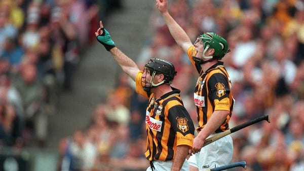 DJ Carey (l) and and Henry Shefflin appeal for a 65 during the 2000 All-Ireland semi-final against Galway