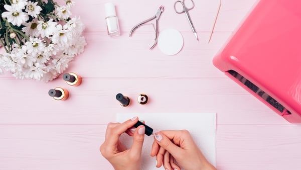 RTÉ2fm's Emma Power spoke with Grace Flood of Cherry on Top Nails to get a step-by-step guide to removing acrylic nails safely while at home.