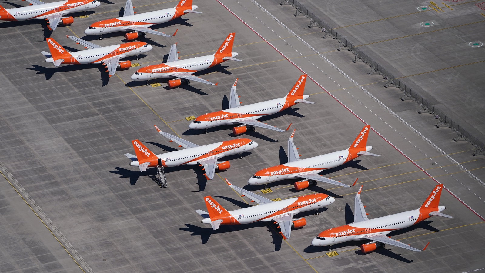 EasyJet pushes back new aircraft to 2025