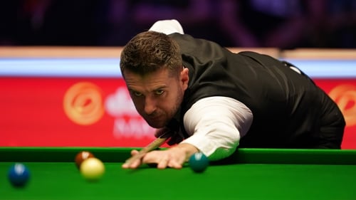Mark Selby cruised into the second round of the World Grand Prix