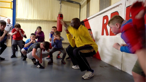 Nicolás takes a coaching session with young boxers at Rochfortbridge BC