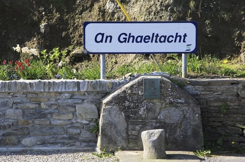 Ón Ghaeltacht baile gon Gaeltacht nua.