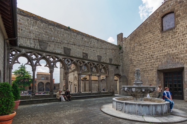 Piazza San Lorenzo square. Old Town. Courtyard of the Palazzo dei Papi palace. Fountain. Viterbo. Lazio. Italy. Europe. (Photo by: Mauro Flamini/REDA&CO/Universal Images Group via Getty Images)