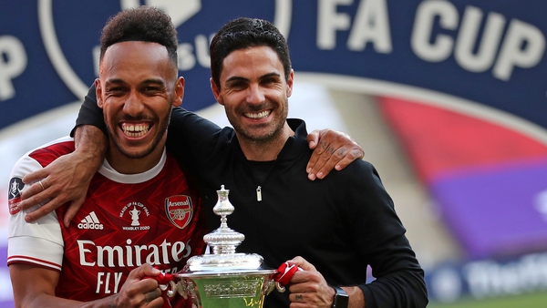 Pierre-Emerick Aubameyang (L) and Mikel Arteta hold the winner's trophy