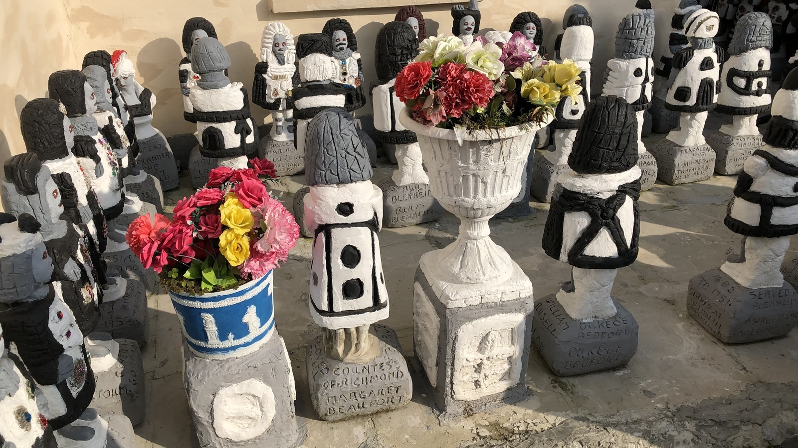 Statues removed from London home of Irish emigrant