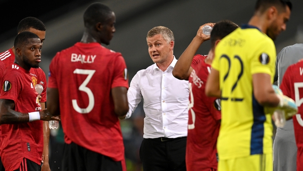 Ole Gunnar Solskjaer (C) speaks to his players during the quarter-final
