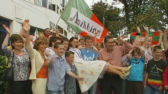 Rose of Tralee Aoibhinn Ní Shúilleabháin with her family and supporters (2005)