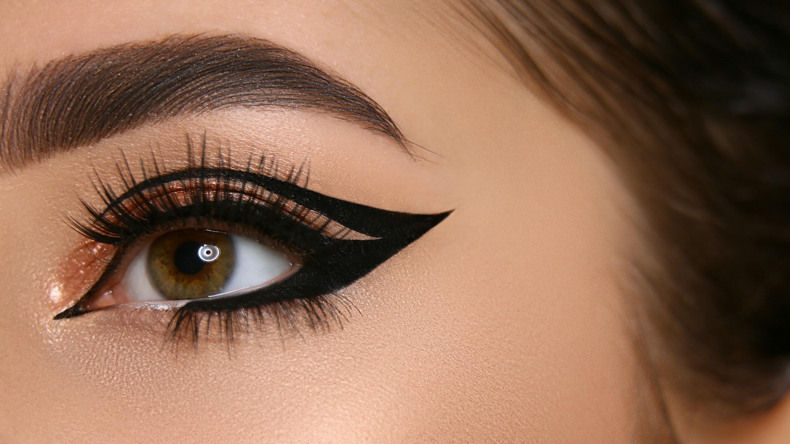 How To Master The Floating Eyeliner Look In 3 Easy Steps