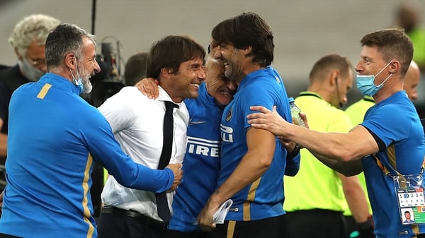 Antonio Conte celebrates Inter's resounding victory with back-room staff