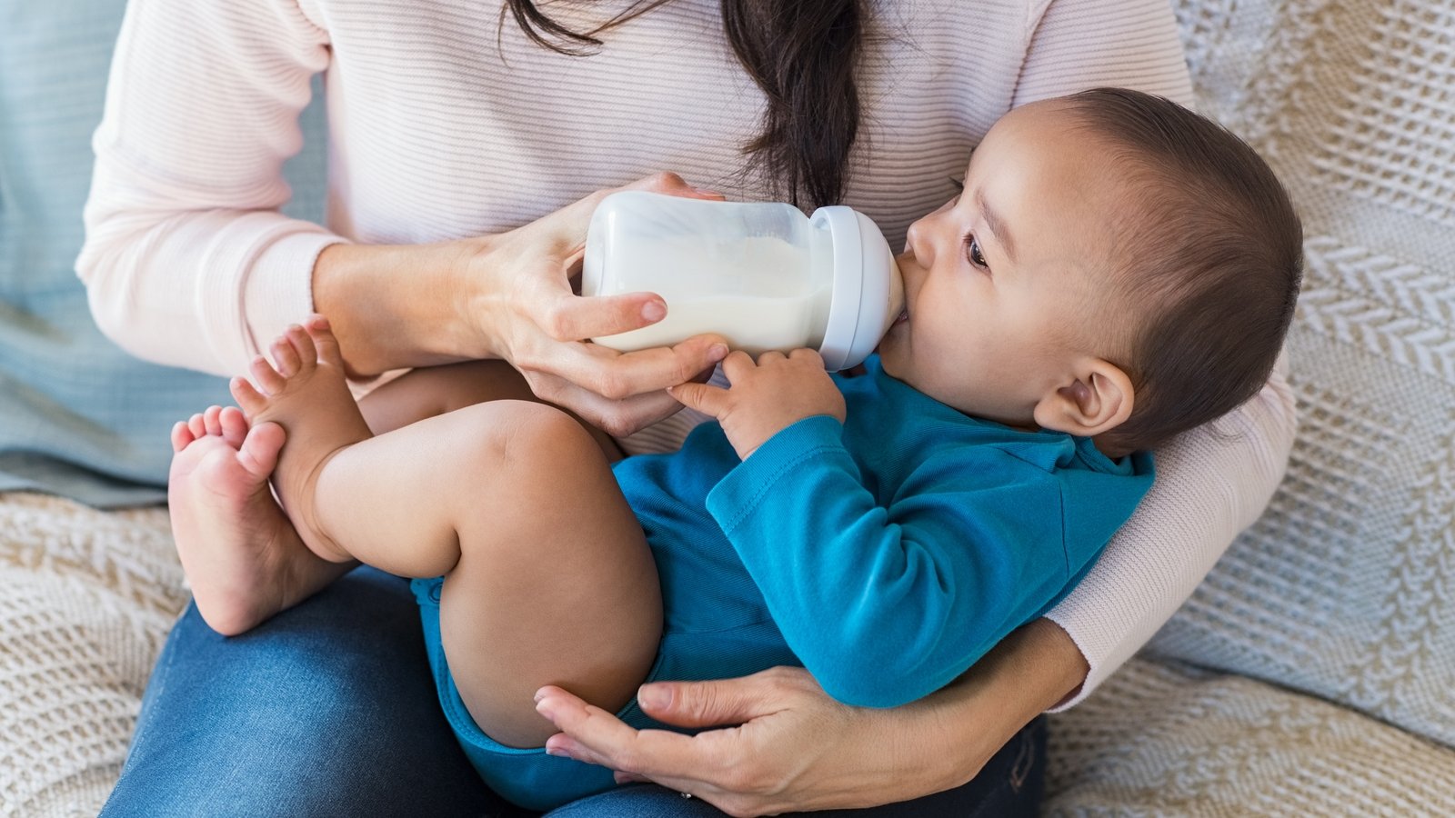 Your baby like. Малыш с бутылочкой. Малыш бу. Малыш пьет из бутылочки. Малыш с бутылочкой молока.