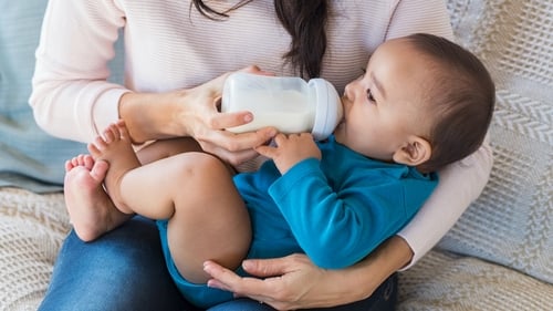 Weaning baby off hot sale breast to bottle