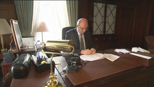 Phil Hogan resigns as European Union trade chief after COVID-19 'golfgate' scandal