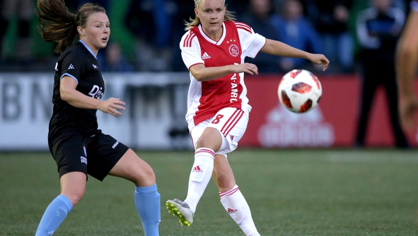 Alli Murphy (L) in action for PEC Zwolle against Ajax in 2018