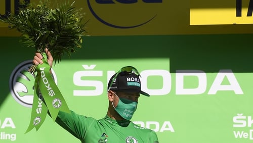 Peter Sagan puts on the green jersey