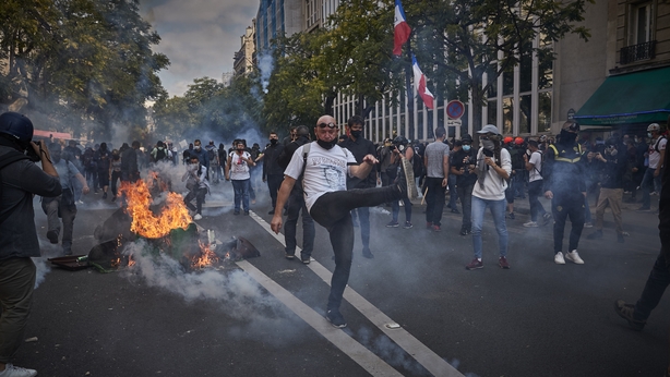 Yellow jackets protest Paris