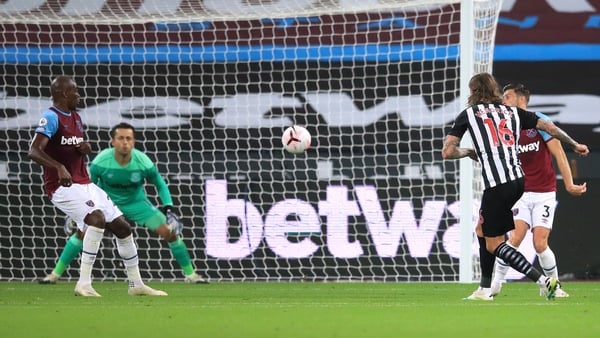Jeff Hendrick of Newcastle United scores his side's second goal