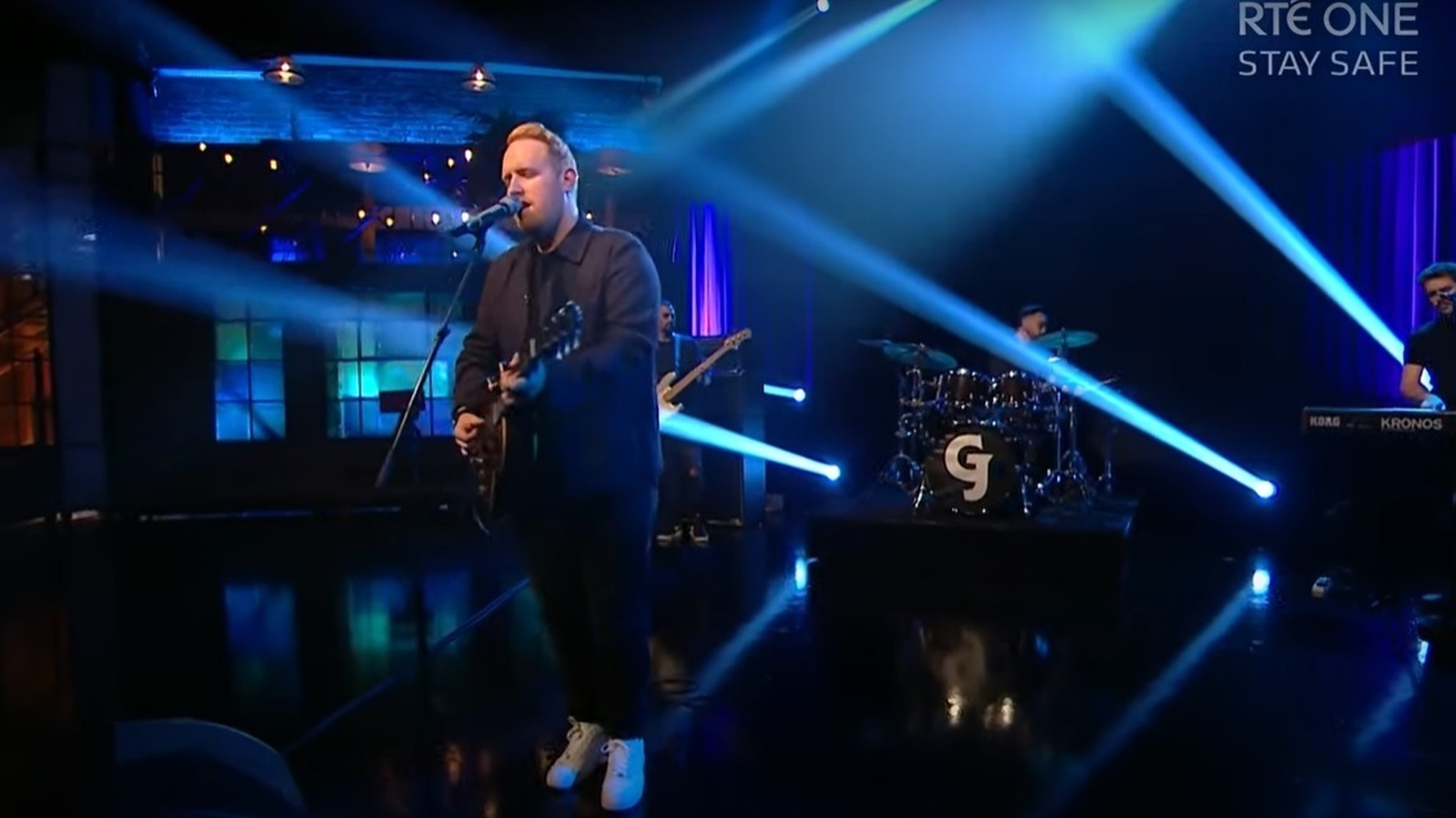 Gavin James performs 'Boxes' on The Late Late Show