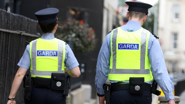 Those who hold house parties, travel beyond the 5km limit or refuse to wear a face covering face being fined (Pic: RollingNews.ie)