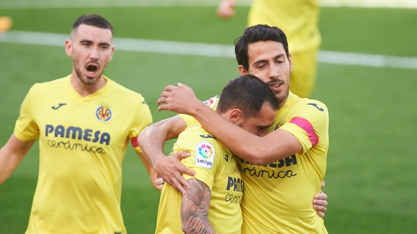 Former Valencia pair Dani Parejo (r) and Paco Alcacer (c) helped the Yellow Submarine sink their provincial rivals