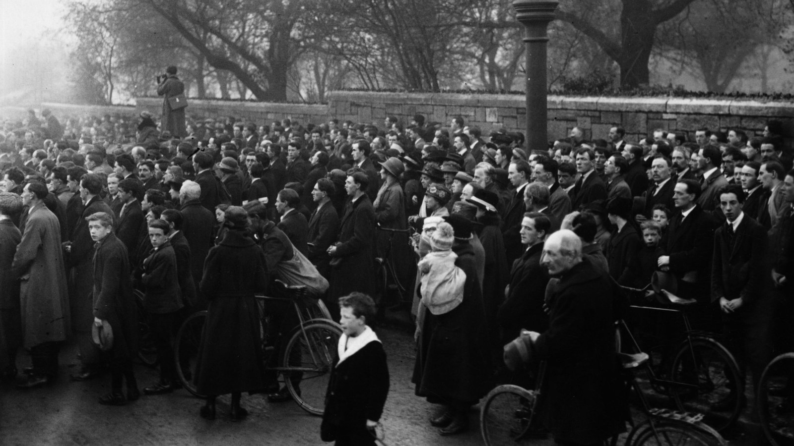 Image - Crowds outside Mountjoy Prison, Dublin, during the execution of Kevin Barry