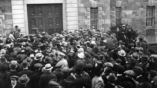A large crowd outside the door of Mountjoy prison on the day of Kevin Barry's execution. November 1, 1920