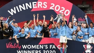 Steph Houghton lifts the Women's FA Cup