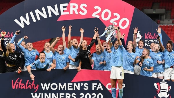 Steph Houghton lifts the Women's FA Cup