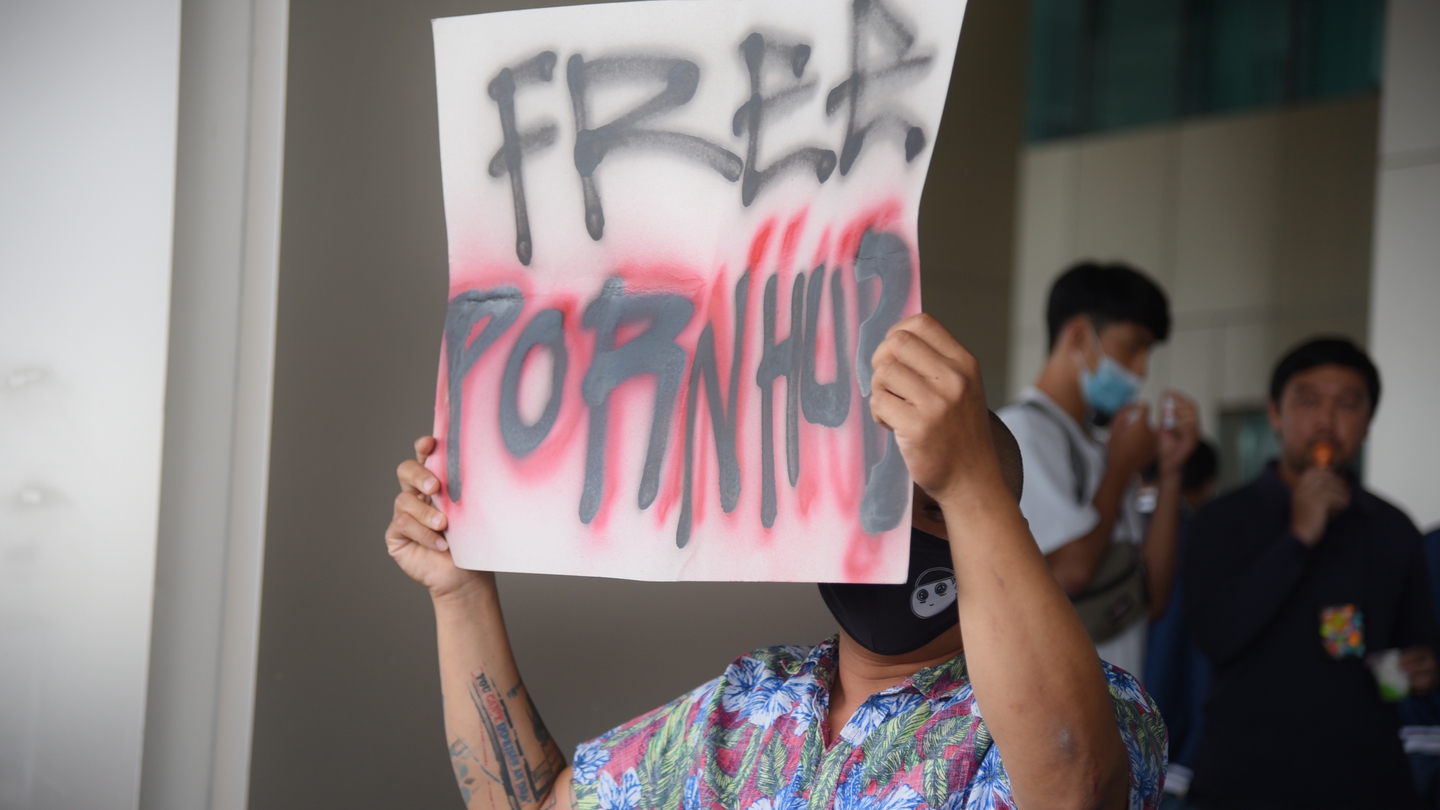 La Thailandia vieta Pornhub, proteste in piazza I manifestanti: lasciateci  liberi di guardare i porno