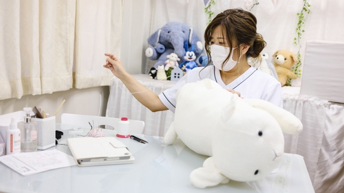 Natsumi Hakozaki working on Yuki-chan the sheep