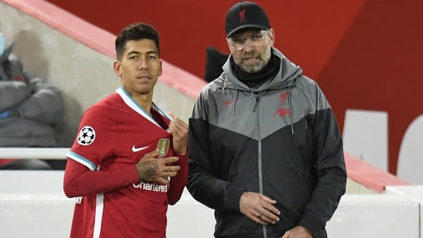 Jurgen Klopp (R) speaks with Roberto Firmino (L) before he goes on as substitute against Midtjylland