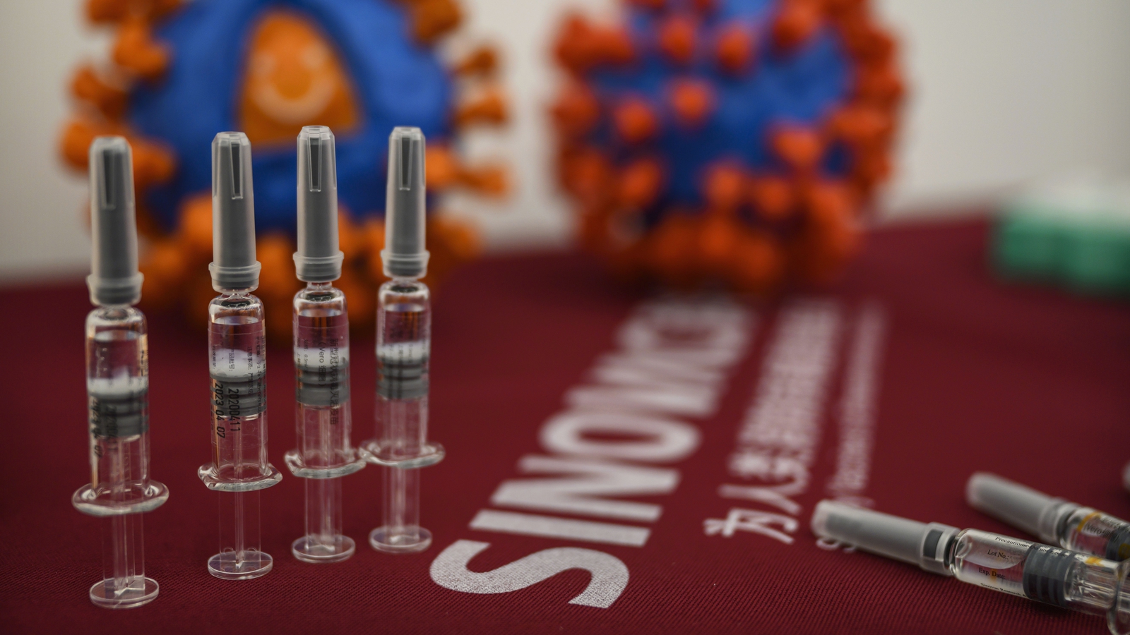 Вакцины китая. Sinovac вакцина. Sinovac вакцина от коронавируса. Китайская вакцина от коронавируса. В Таджикистане вакцина Китай Sinovac.