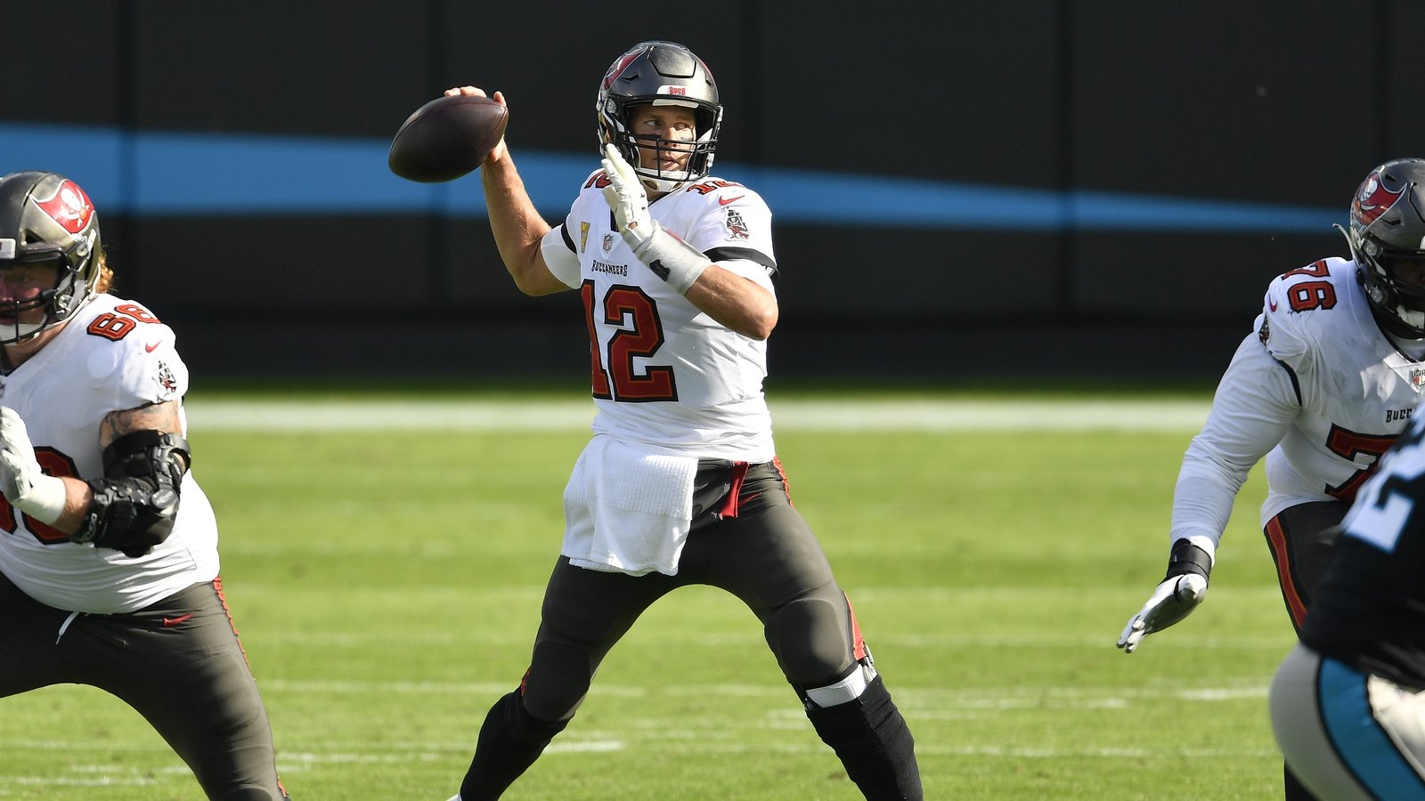 Brady throws touchdown pass as Buccaneers beat Texans 23-16