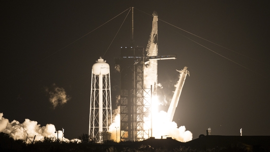 Privately-owned spacecraft makes history