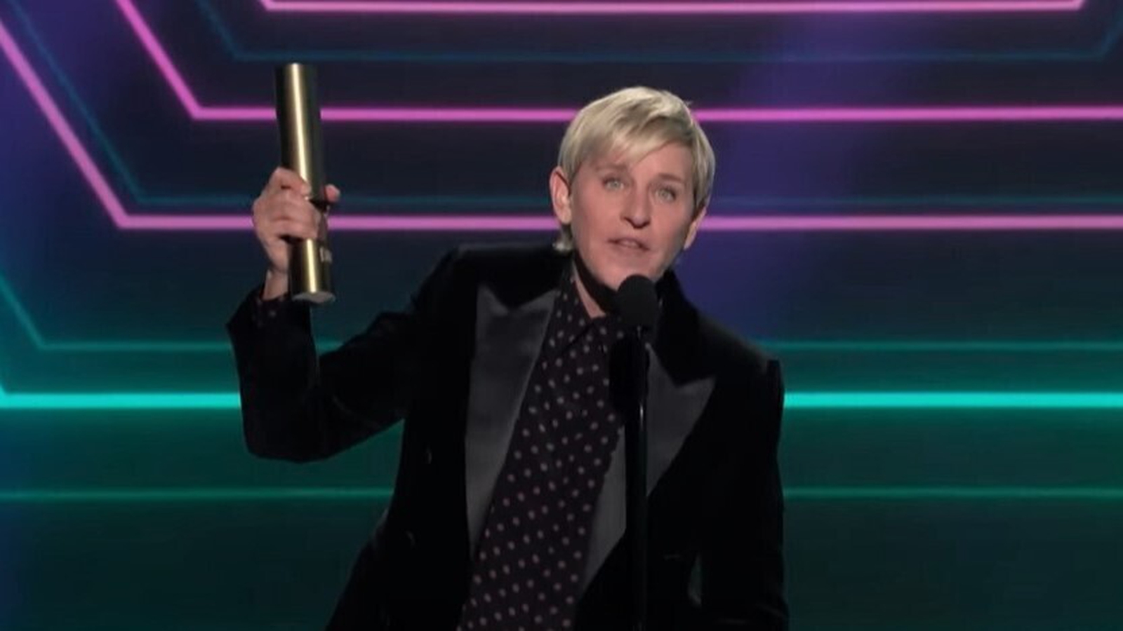 Ellen Degeneres Salutes Staff After Peoples Choice Win