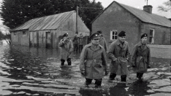 Army patrols during floods along the River Shannon (1965)
