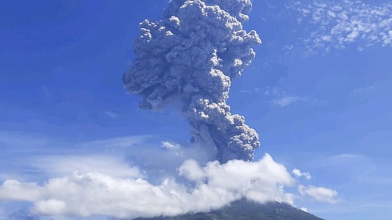 Thousands flee as Indonesian volcano erupts