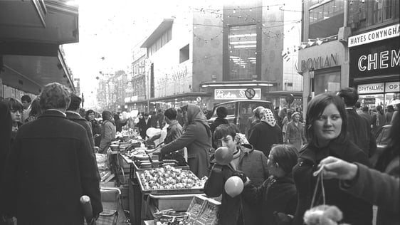Henry Street Christmas traders in 1970.