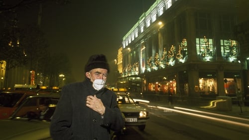 The way it was: a man wears a face mask to protect his lungs against smog caused by burning peat and coal fires in Dublin in 1988. Photo: Tom Stoddart/ Getty Images