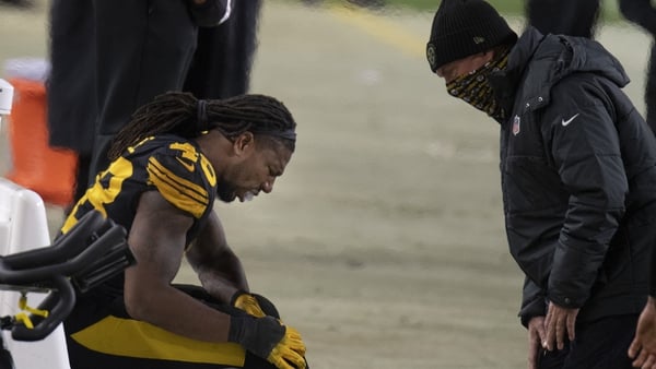 Pittsburgh Steelers outside linebacker Bud Dupree with medical staff during the victory over Baltimore Ravens